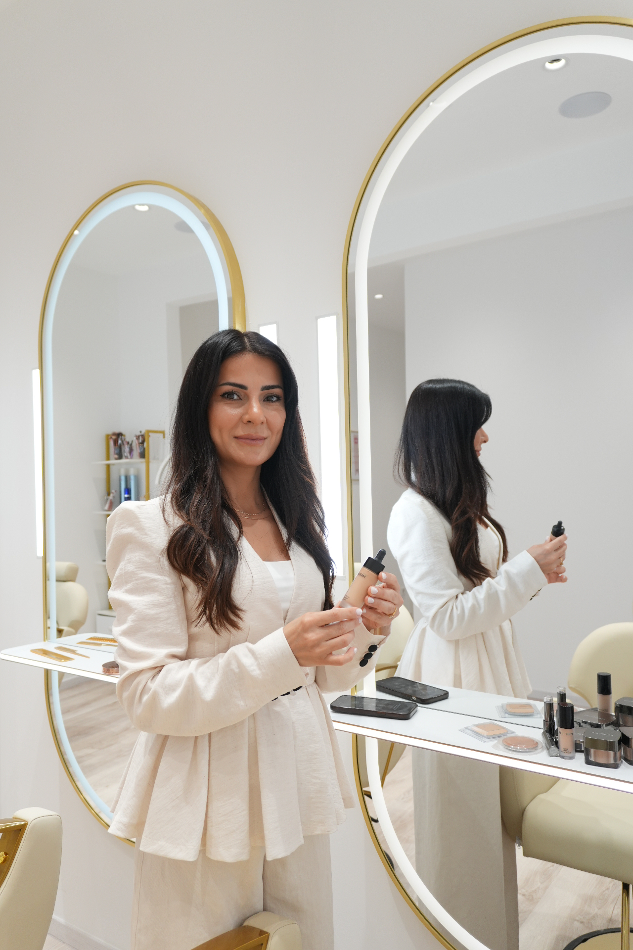 Beauty-Styling am Spiegel bei VIAN BEAUTY