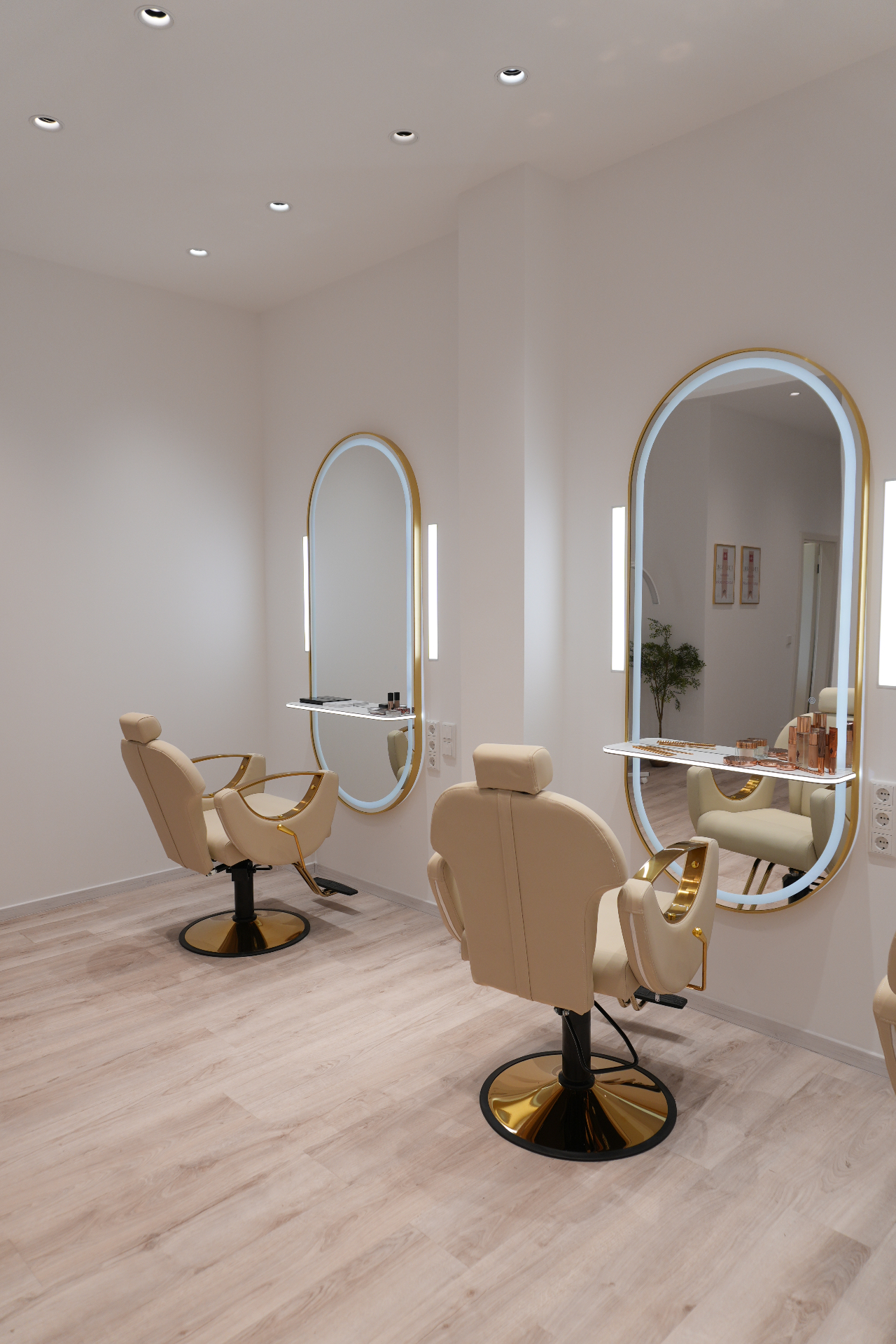 Styling-Bereich mit Behandlungsstühlen und Spiegeln