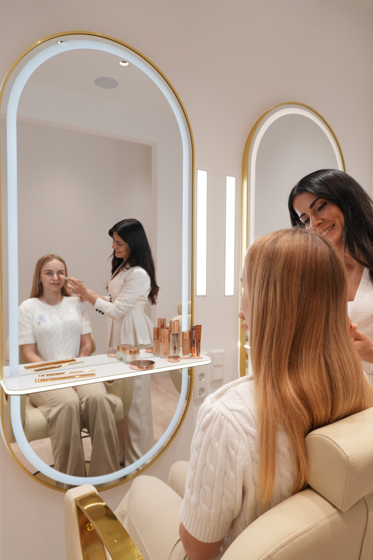 Makeup-Anwendung am beleuchteten Spiegel bei VIAN BEAUTY