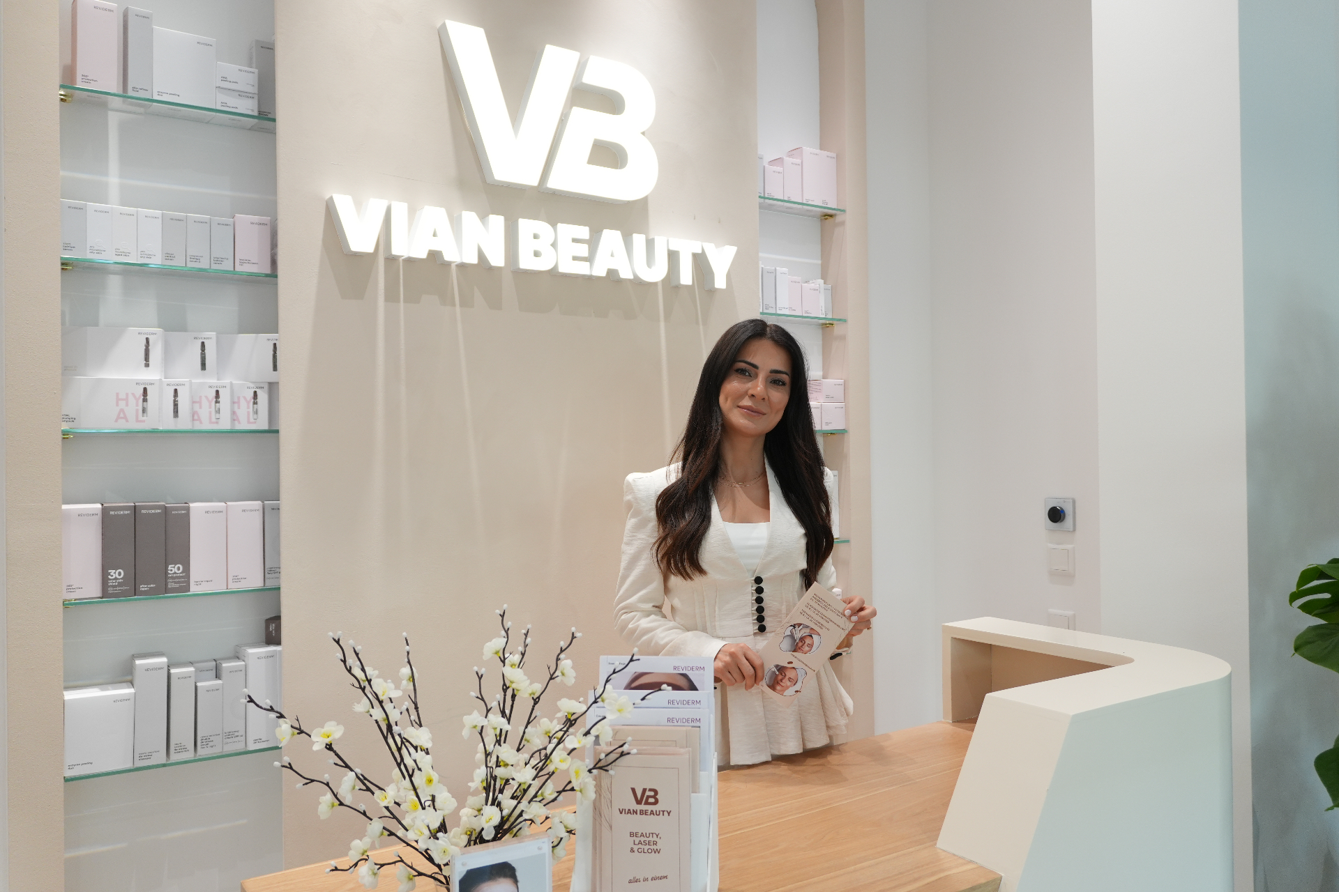 Inhaberin VIAN BEAUTY am Empfang des Studios